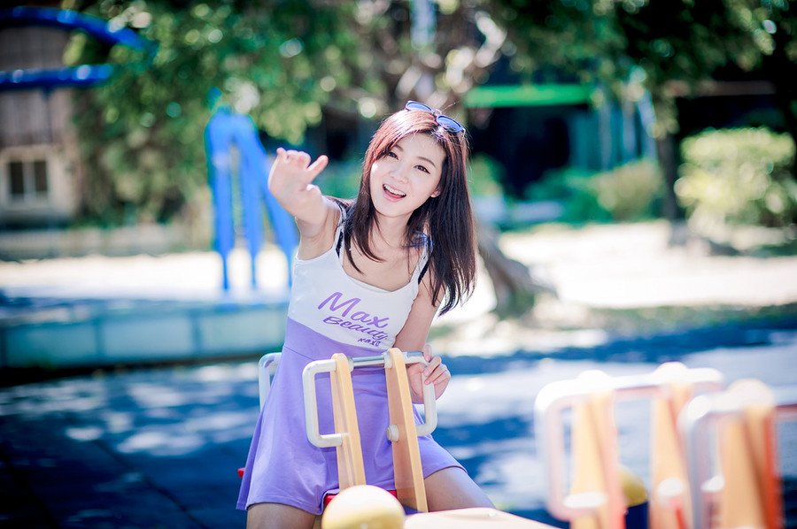 “噗噗~”一枚枚短箭从不同的方向射出来，这些虎卫毕竟是曹操身边的精锐，在虎卫统领示警的那一刻，就做出了反应，依旧有人中箭倒地。